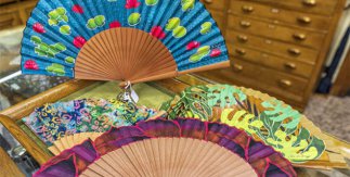 ¡Abanicos para combatir el calor! Estos tan coloridos son de Casa de Diego (©Álvaro López del Cerro).