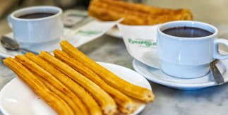 El desayuno más castizo: churros con chocolate de la Chocolatería San Ginés (©Álvaro López del Cerro).
