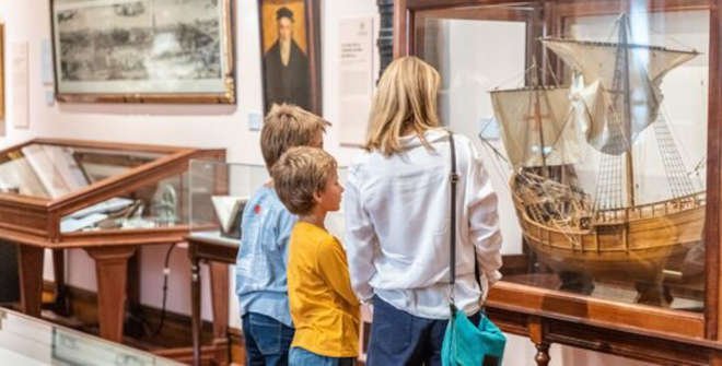 Planes con niños. Museo Naval
