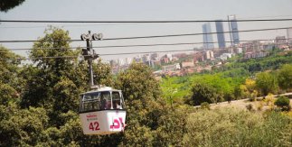 Teleférico de Madrid con las Cuatro Torres al fondo